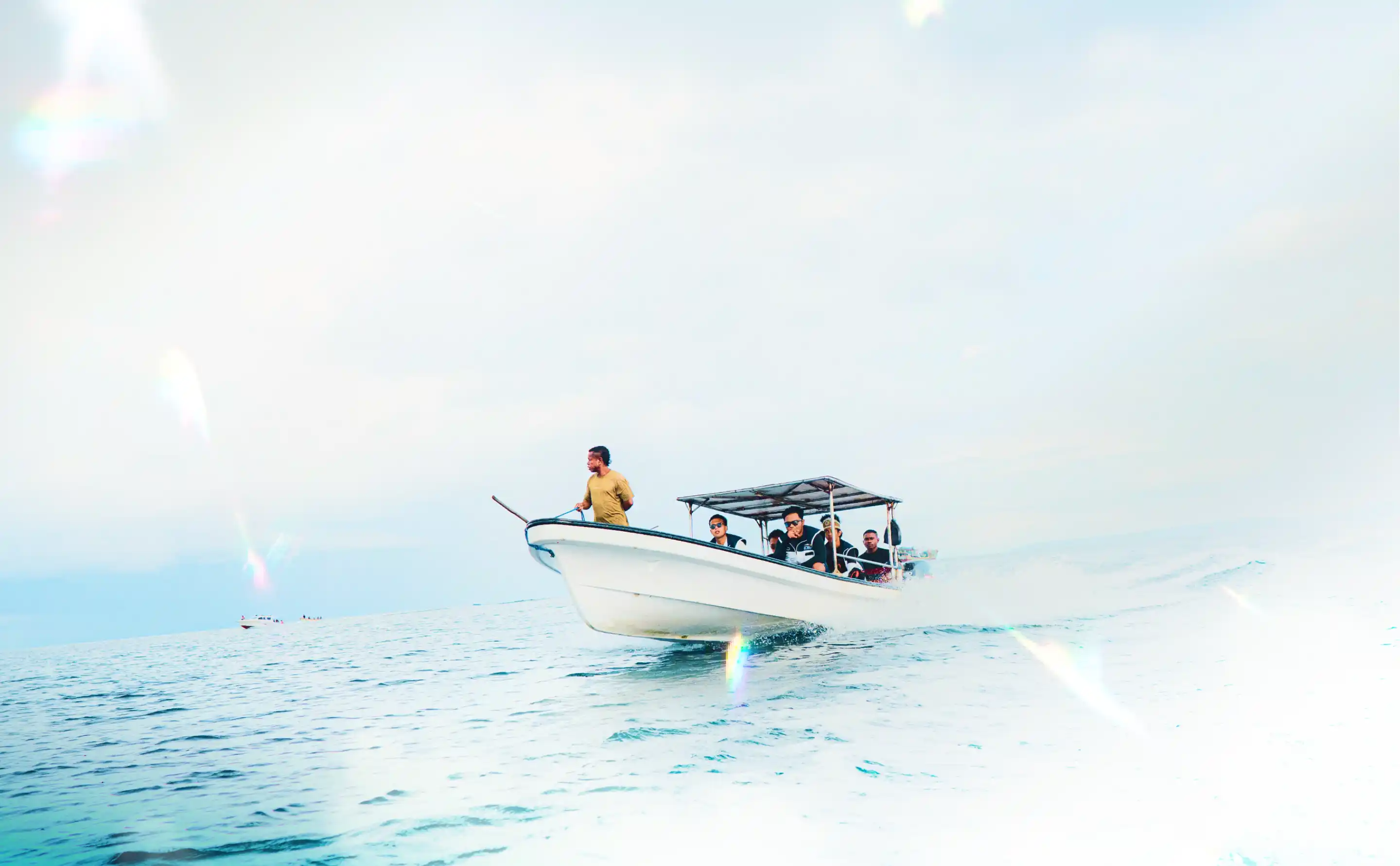 Perahu melaju di laut Biak untuk pembuka halaman Biak Elok